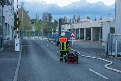 Wendlingen: Container Brand in einer Firma - Feuerwehr mehrere Stunden im Einsatz